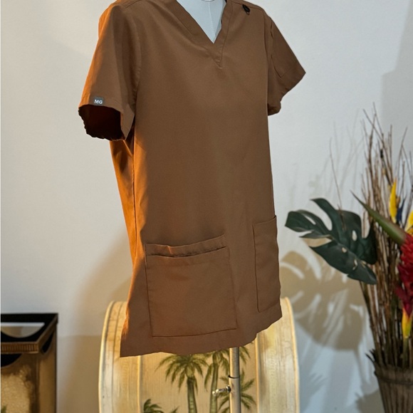 Medgear Women's Scrub Top Solid Brown Size XS V-Neck Short Sleeve Medical - Picture 2 of 5